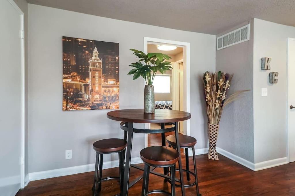 Holly Second Floor 2 King Beds Villa Kansas City Exterior foto